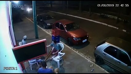 Un homme percuté par une roue de voiture