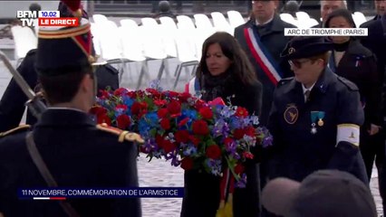 Download Video: 11-Novembre: Anne Hidalgo dépose une gerbe de fleurs auprès de la tombe du Soldat inconnu