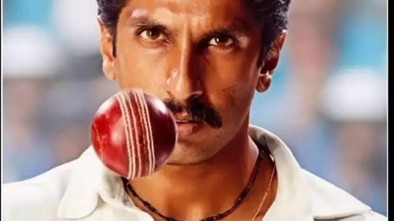 Ranveer Singh  ने बिल्कुल ​कपिल देव की तरह लगाया शॉट, लुक को देखकर फैंस हैरान