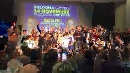 Salvini canta “Romagna mia, Romagna in fiore Tu sei la stella, tu sei l-amore.”()