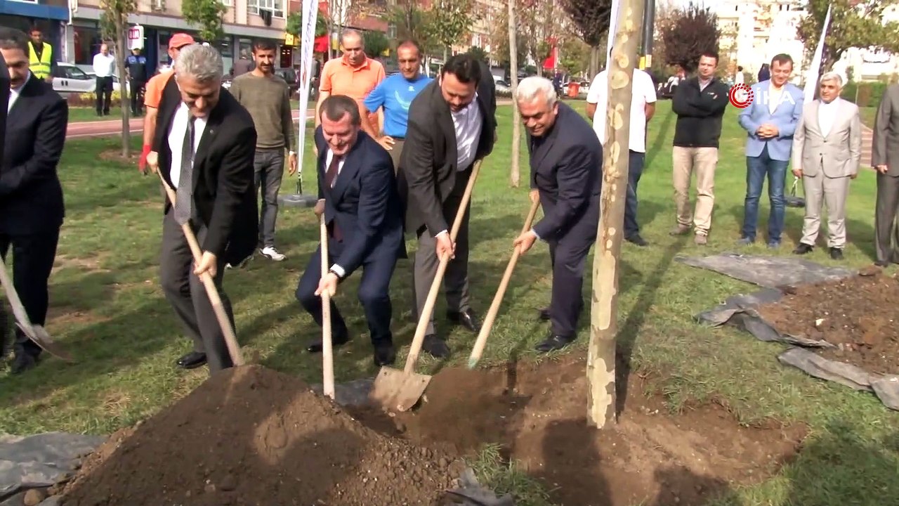 Zeytinburnu’nda ‘Geleceğe Nefes’ için ağaç dikildi