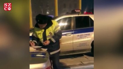 Ceza yazan polise balalayka ile konser verdi