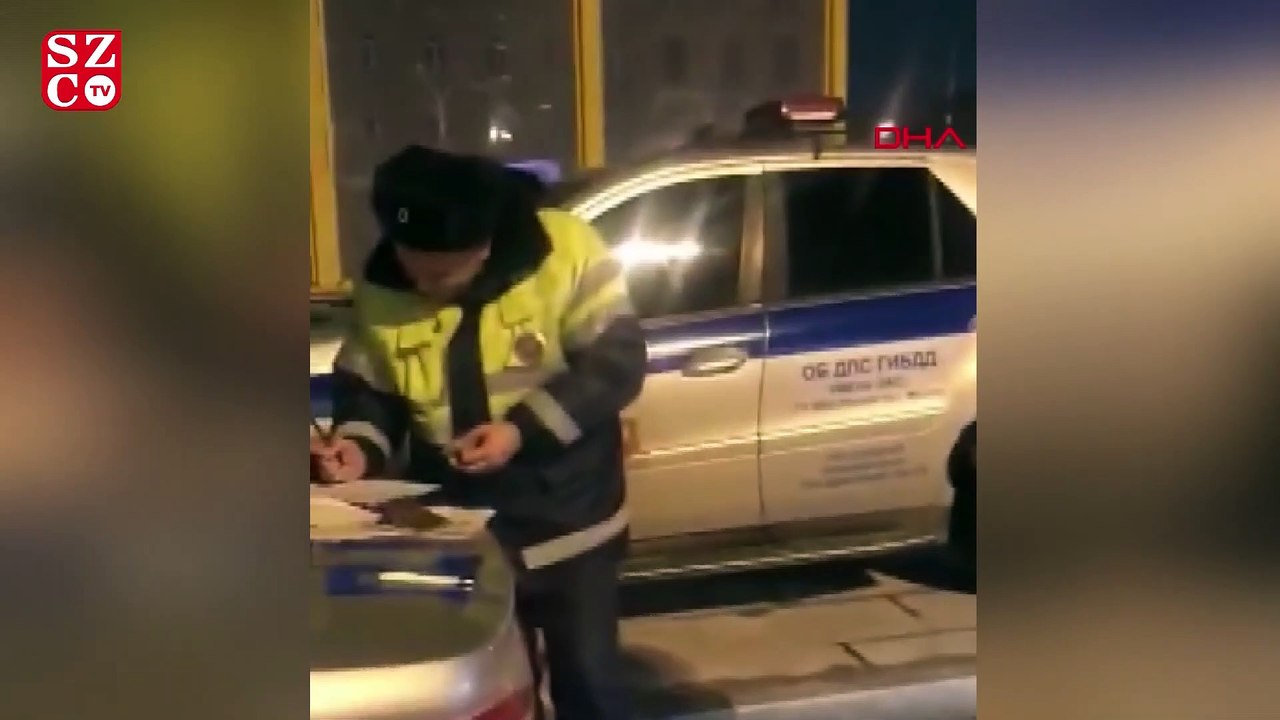 Ceza yazan polise balalayka ile konser verdi