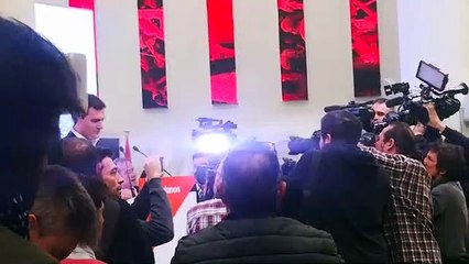 Ovación a Albert Rivera tras conocerse la noticia de su dimisión