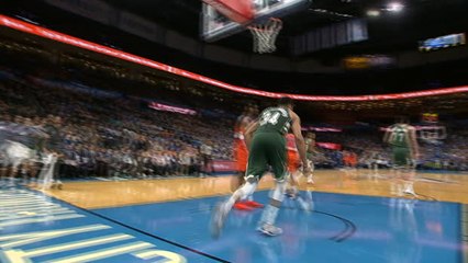 Télécharger la video: Bucks set up Giannis for huge dunk