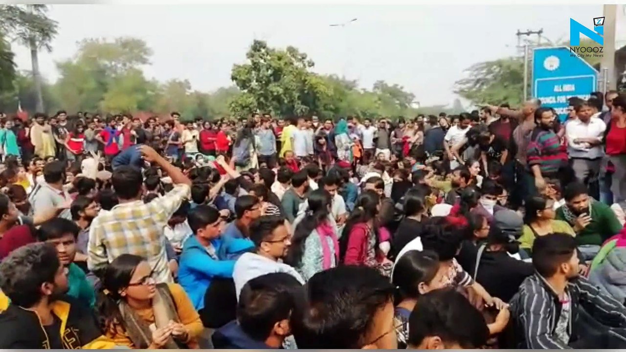 Watch: JNU students clash with cops during protest against fee hike