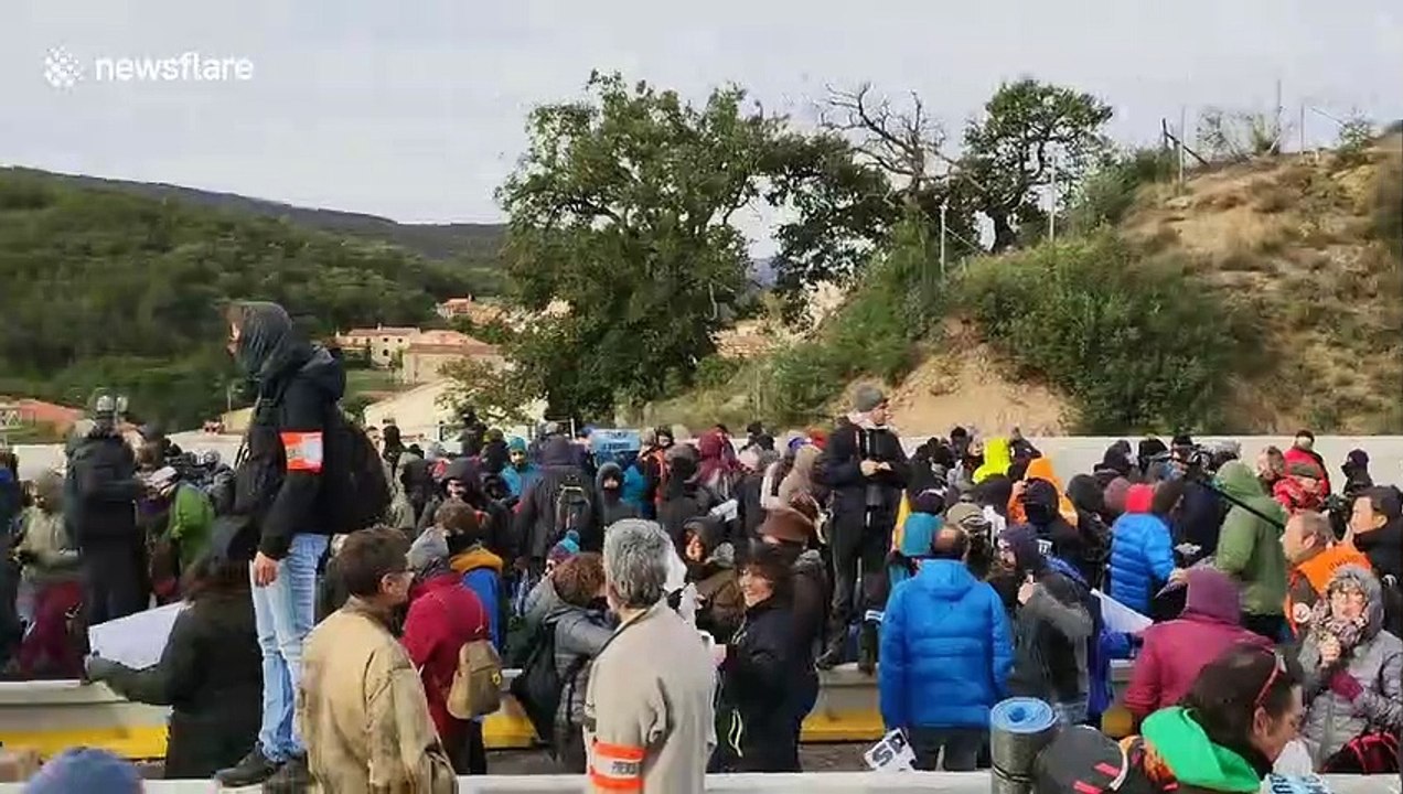 Catalan separatists blockade major French-Spanish road link