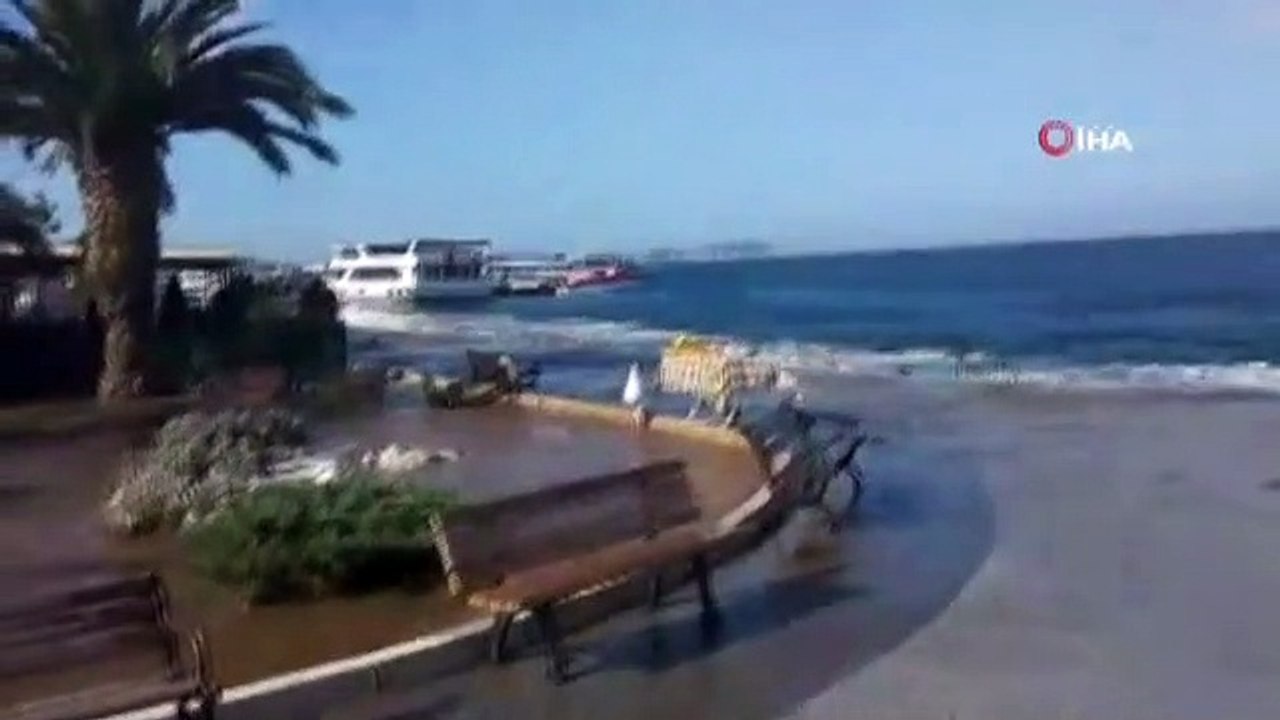 Kıyıya vuran dalgalar nedeniyle vatandaşlar ölümden döndü