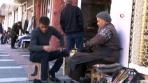 Rus Saldırısından Kaçan Özbek Türk, Suriye Sınırında Ayakkabı Boyacılığı Yapıyor