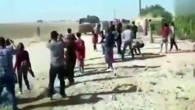 YPG yandaşları Türk askerine taşla saldırdı