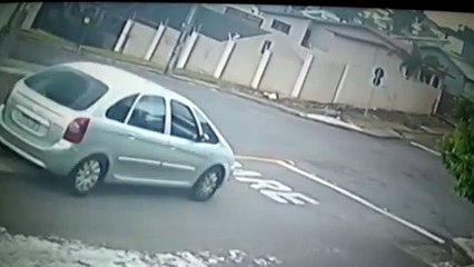 Câmera flagra acidente entre carro e moto no centro