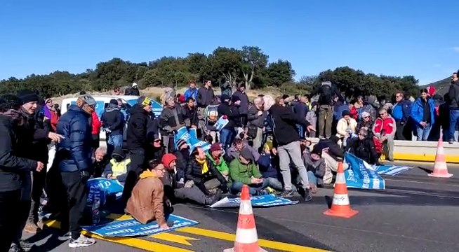 Manifestantes del Tsunami frenan retirada de coches por parte de los gendarmes