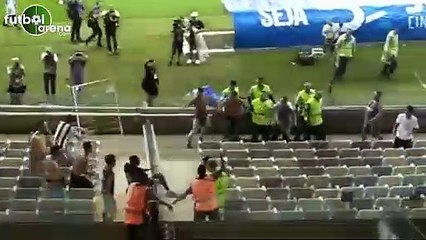 Cruzeiro - Atletico Mineiro taraftarları arasında savaş çıktı