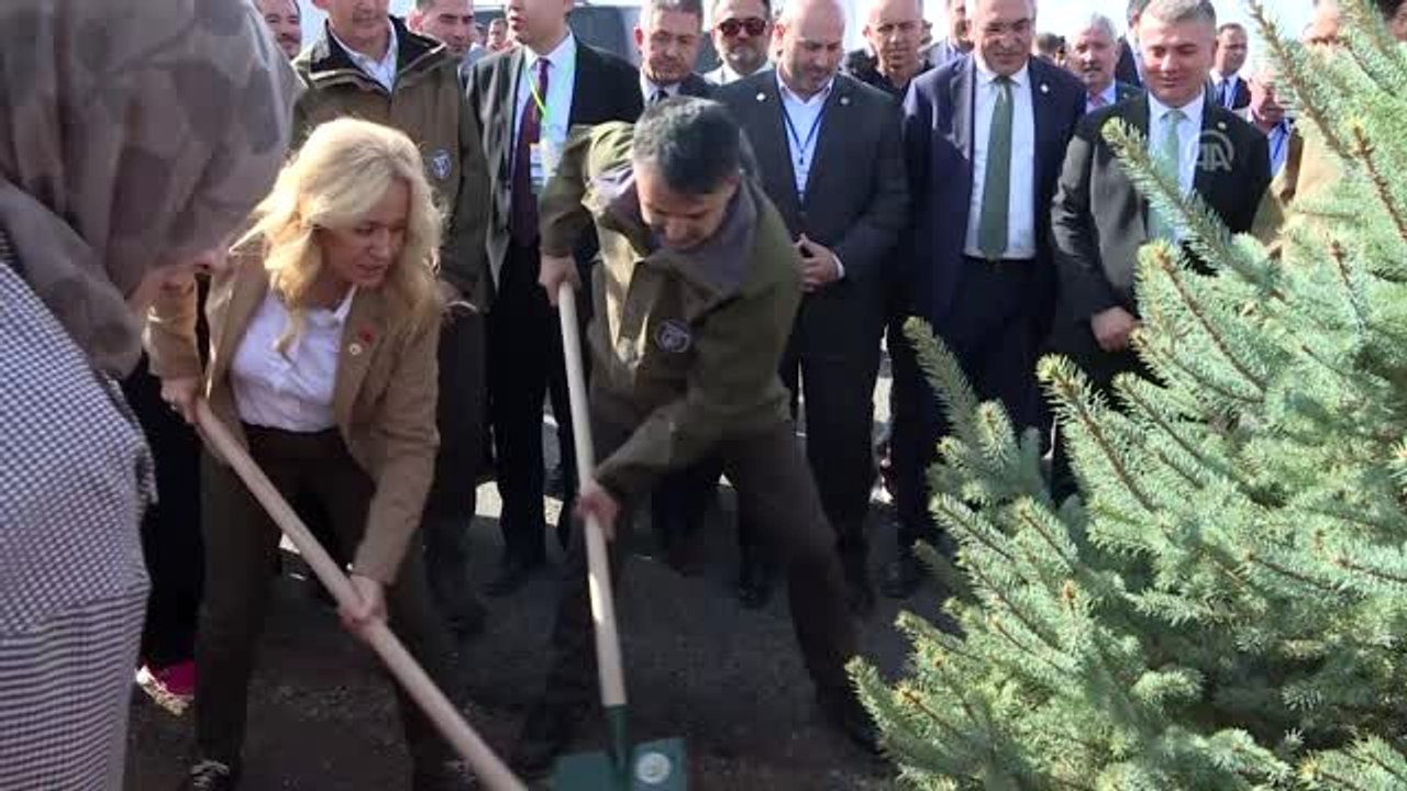 Bakan Pakdemirli'den ağaç dikme seferberliği mesajı