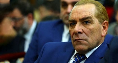 Atatürk'e olan benzerliğini kullanan Göksel Kaya, üniforma giyerek ata bindi