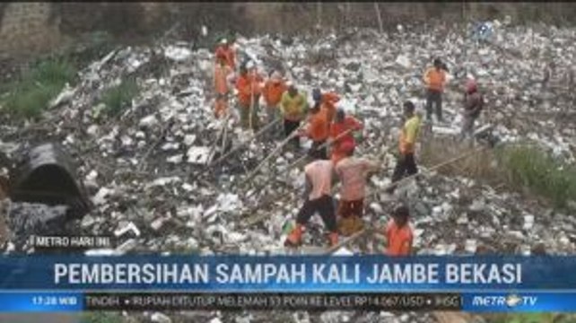 Pembersihan Sampah di Kali Jambe Bekasi Gunakan Alat Berat