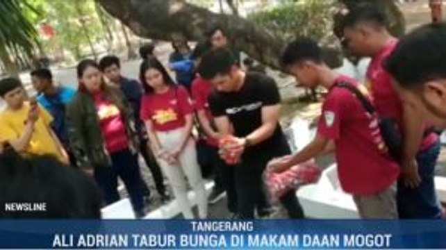 Pembalap Nasional Tabur Bunga di Makam Daan Mogot