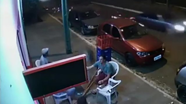 Un homme se fait percuter par une roue de voiture alors qu'il est au bar
