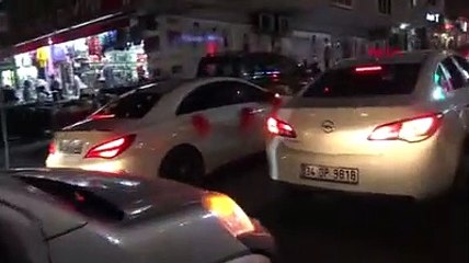 Yoğun trafikte aracından inerek arkadaşlarıyla oynayan damat, tepkiye neden oldu