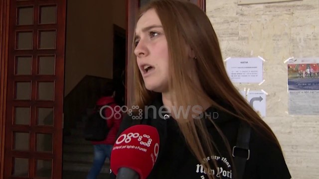 Ora News - Çmimet e larta të librave, studentët: Nuk mund t`i përballojmë
