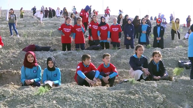 Kasapoğlu sporcu ve genç gönüllülerle fidan dikti, destek Yusuf İslam’dan geldi