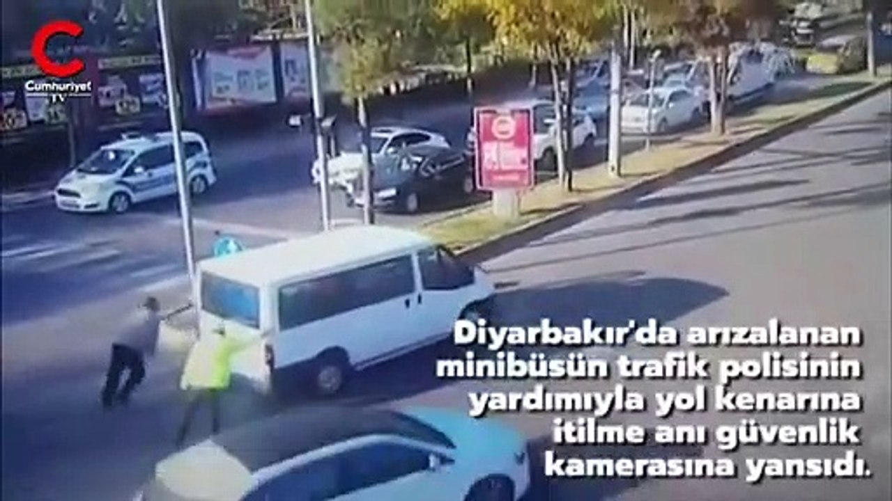 Aracı arıza yaptı... Yardımına trafik polisi yetişti!