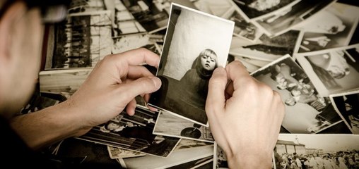Il tombe sur une photo de sa mère lorsqu'elle était jeune et fait une incroyable découverte