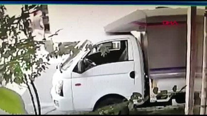 İstanbul-sultangazi'de araçtaki telefonu çalan şüpheliler kamerada