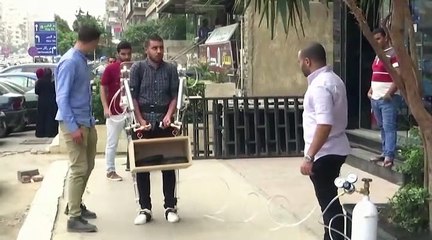 شاهد: طلاب مصريون ينجحون في تطوير بدلة لرفع الأجسام الثقيلة