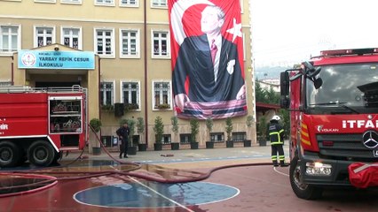 Kocaeli'de bahçesindeki prefabrik yanan okul tatil edildi