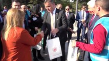 Ankara adliyesi önünde çam fidanı dağıtıldı