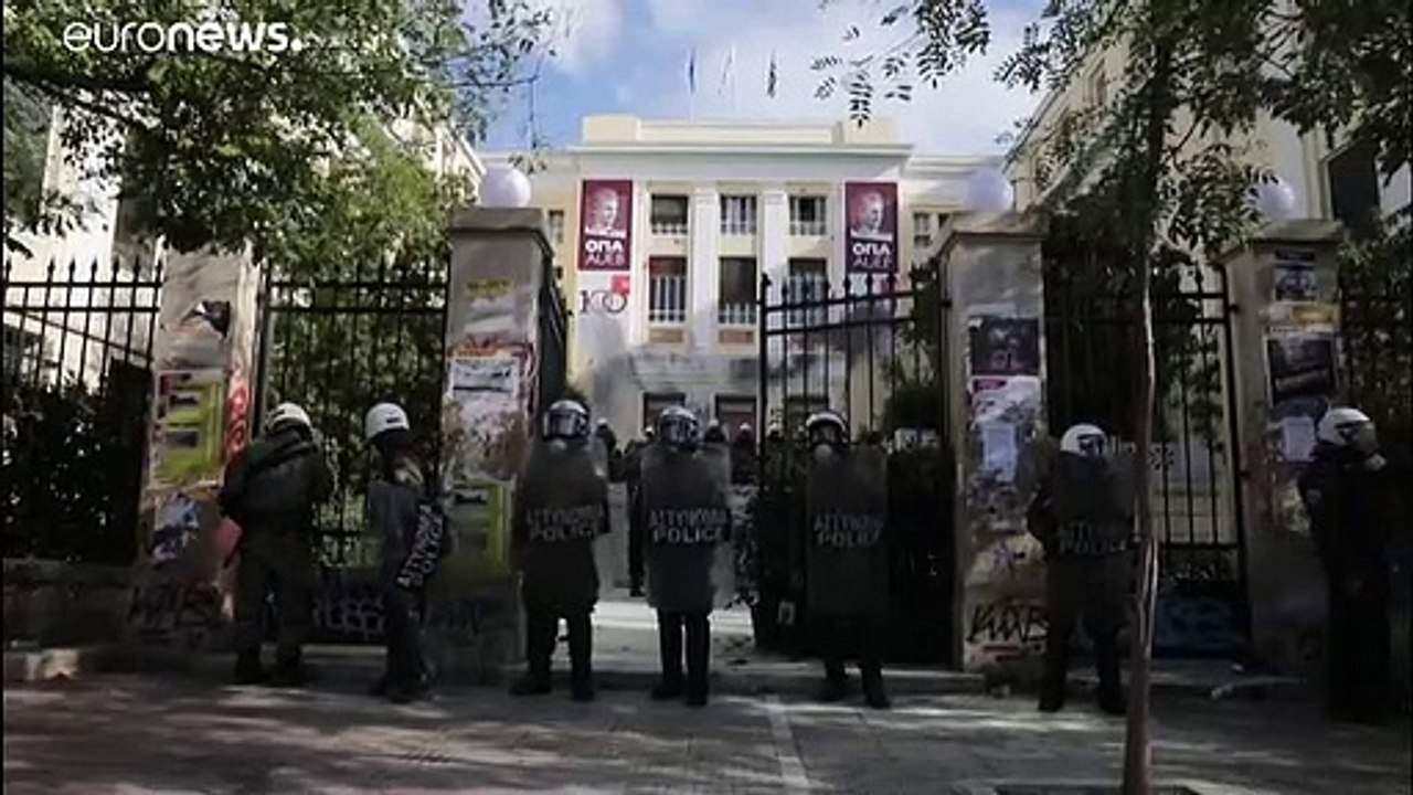ΑΣΟΕΕ: Ένταση και επεισόδια με τα ΜΑΤ να μπαίνο...