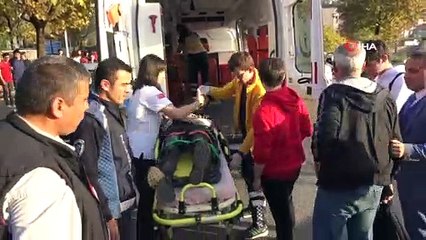 Çarptığı motosikletli genç yaralandı, şoka giren kadın sürücüyü vatandaşlar teselli etti