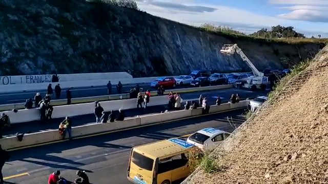 Manifestantes del Tsunami se concentran alrededor del escenario montado en la frontera con Francia