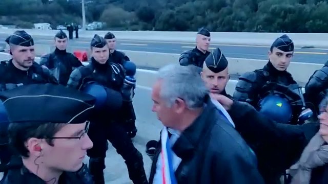 El alcalde de Prats de Molló (Francia) media entre gendarmes y manifestantes de Tsunami