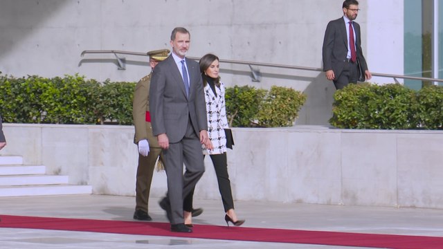 La Reina Letizia viaja a Cuba con el estampado del invierno