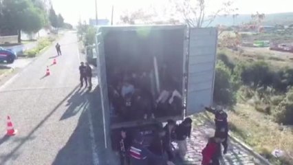 El Ejército turco descubre a 82 afganos afinados en un camión