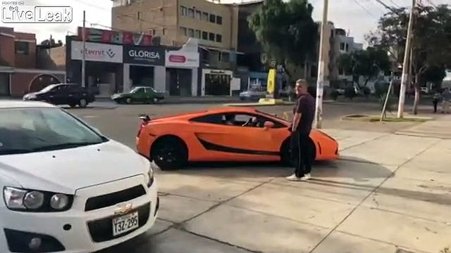 Le démarrage de cette Lamborghini effraye une fillette !