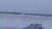 Atterrissage sur une piste verglacée : l'avion sort et termine sur une aile !