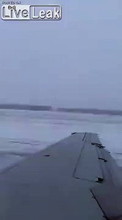 Atterrissage sur une piste verglacée : l'avion sort et termine sur une aile !