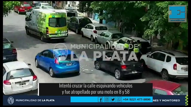 Un hombre intentó cruzar la calle esquivando vehículos y fue atropellado por una moto 