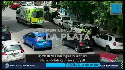 Un hombre intentó cruzar la calle esquivando vehículos y fue atropellado por una moto 