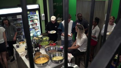 Vivir en una cápsula: una opción "barata" para jóvenes que llegan a Los Ángeles