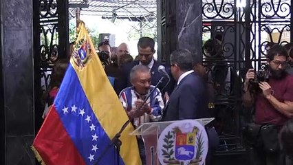 Guaidó sintió "un fresquito de libertad" tras renuncia de Morales, Maduro se dice listo para pelear