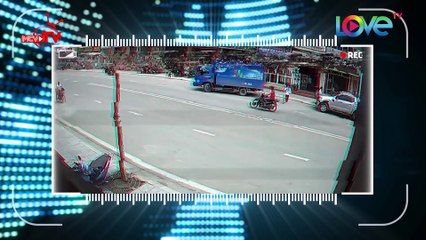 Xe máy chở hàng chạy bạt mạng tông thẳng vào nữ sinh sang đường