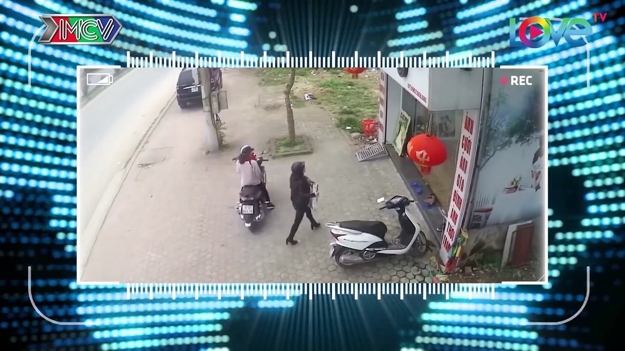 Để em bé rồ ga - người phụ nữ tông xe thẳng vào cây ngã sấm mặt