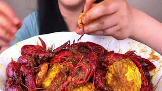 SEAFOOD BOIL CRAWFISH FEAST shell cracking sounds