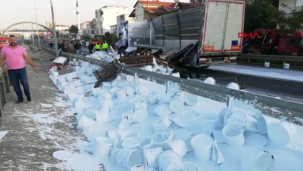 TIR devrildi, boyalar yola döküldü