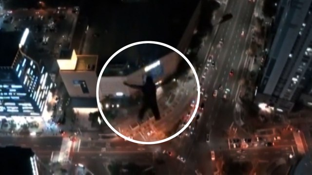 해운대 고층 건물에서 낙하산 활강 외국인들 체포 / YTN