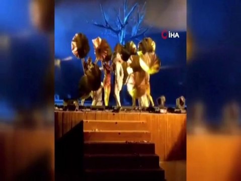 Sahnedeki sanatçılara bıçaklı saldırı: 4 yaralı